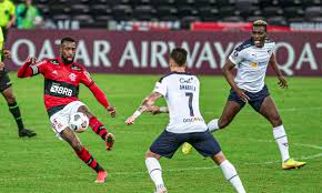 E um choque forte assustou os jogadores dentro de campo. Flamengo Arranca Empate Com Ldu E Se Classifica Na Libertadores