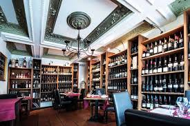 In poletto's winebar können gäste nicht nur ihre ausgezeichneten weine genießen, abgerundet wird das weinerlebnis mit feiner. Top 10 Die Besten Wein Bars In Hamburg Falstaff