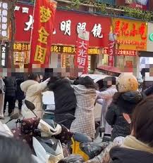 安徽宿州多人打架一女子疑被扒裤子，警方：正在处理| 大江新闻