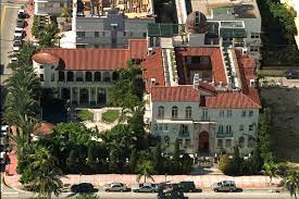 La estructura fue la mansión del diseñador de moda gianni versace hasta el día de su asesinato, ocurrido en 1997 justo frente a la propiedad. Gianni Versace Biografia Legado Y Muerte Del Fundador De Versace Vogue Mexico Y Latinoamerica