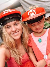 ☃️🎟️🐭🦄🎢🐠🕸️🍄🌼🌸🦎👑🕶️🦖