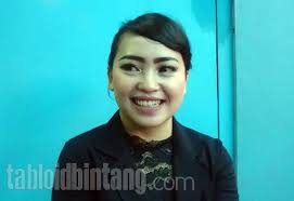 Mengiringi unggahannya, ia menulis keterangan bahwa sang ayah telah menghembuskan napas terakhirnya. Berkat Video Curhatan Viral Ini Perubahan Hidup Mpok Alpa Tabloidbintang Com