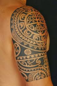 Tatuaje Maori En La Parte Superior Del Brazo Tatuaje De Los Hombres Diseno De Tatuajes Tribal Dovmeler Kelt Dovmeleri Dovme