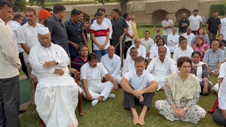 इंडिया गठबंधन के सांसदों के साथ , राहुल गांधी जी पहुंचे राजघाट