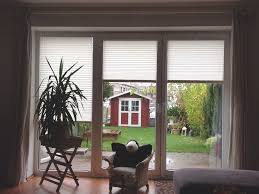 Wohnlich Wird Es Erst Mit Der Passenden Fensterdeko Wie Hier Mit Sichtschutz Plissees Fur Turen U Fenstergestaltung Terrassentur Vorhange Gardinen Wohnzimmer
