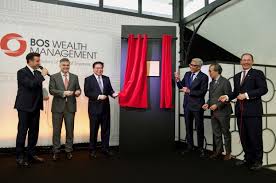 Samuel nag tsien is a british businessperson who has been at the helm of 8 different companies and is chairman of ocbc wing hang bank (china) co. Bank Of Singapore Eroffnet Offiziell Europaische Vermogensverwaltungstochter Merkur Corporatenews