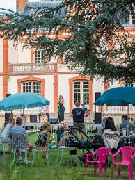 🎶✨ Soirée acoustique aux Jardins de la Villa Michot ✨🎶 Le trio LUNA nous a offert une performance vibrante, pleine de justesse et d'émotion : 🎤 Natalie Nova, voix envoûtante entre puissance