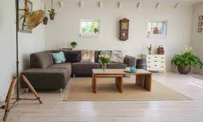 Penggunaan sofa jendela dapat membuat ruang keluarga tampil lebih bersih dan simple. 10 Tips Hiasan Ruang Tamu Yang Mudah Supaya Nampak Cantik Elegan