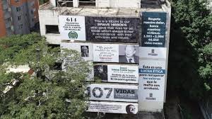 En enero de 1988 un carro bomba con 80 kilos de dinamita explotó frente al edificio mónaco, antigua residencia familiar del fallecido narcotraficante pablo. El Antiguo Edificio Monaco De Pablo Escobar Fue Empapelado En Homenaje A Las 46 612 Victimas Del Cartel De Medellin