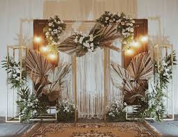 Ada beberapa cara untuk membuat dekorasi pernikahan unik dan tetap kuat menonjolkan nilai vintage tanpa terkesan. Diy Rustic Wedding Stage Backdrop Novocom Top