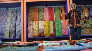 Ada batik jumputan 3 warna, 3 warna, motif bunga, dan berbagai motif lain yang bisa dibuat dengan teknik ini. Kisah Sukses Ibnu Riyanto Pengusaha Batik Yang Masuk Rekor Muri Berita Bca Liputan6 Com