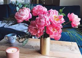 7 pro tips to make your cut flowers last longer. 6 Easy Ways To Make Flowers Last Longer Hellogiggles