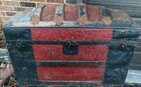 Steamer trunk is a generic term most antique steamer trunk manufactures either did not mark their trunks or were marked with a non durable paper label. Antique Humpback Victorian Steamer Trunk Camel Dome Stagecoach Chest Ebay