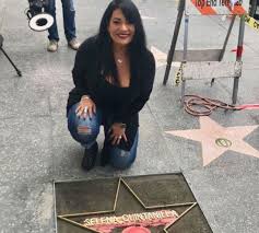 Por otra parte, el público no dudó en gritar, echarle porras a selena y halagar su belleza. Video Selena Quintanilla S Sister Suzette Helps Prepare Late Singer S Star On Hollywood Walk Of Fame