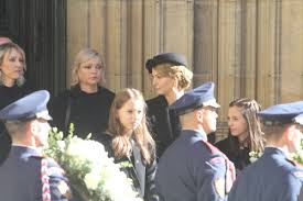 Somewhere over the rainbow (live). Foto Necakane Gesto Gottovej Dcery Charlotte Smiech Pocas Pohrebu Topky Sk