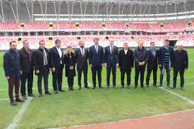 Türkiye'de futbol okulu faaliyetlerinin doğuşunda öncü olan kulübümüzün yükseleceği sağlam temelleri oluşturmak amacıyla sürdürdüğü futbol okulları projesi, yeniden yapılandırılmış olup; Bahcesehir Koleji Sivasspor Un Stadina Adini Verdi Haberler Spor