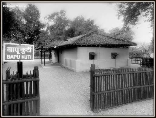 WATCH || Maharashtra: President #DroupadiMurmu visits Sevagram Ashram in Wardha, where Mahatma Gandhi stayed from 1936 to 1948. She visits Bapukuti, Adi Niwas, Ba Kuti, and Bapu's office, and partic
