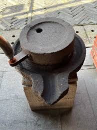 早年磨米（豆）漿的石磨。小時候還有代磨服務的店家，大戶人家或商家，則是自備石磨使用。