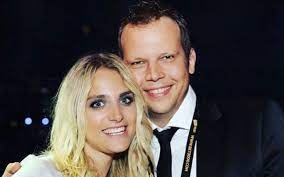 Die unterschiede sind längst nicht mehr so groß wie früher, ich erwarte ein komplett offenes spiel. Anna Kraft Und Wolff Fuss Deutschlands Sportmoderatoren Baby Ist Da