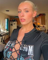 Sierra Harris's Instagram, Twitter & Facebook