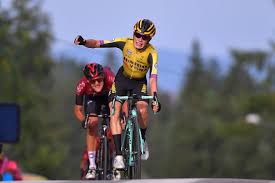 Vingegaard atacó a 23 kilómetros para descolgar a pogacar, que coronó a 30 segundos. Vingegaard Wins Stage 6 To Take Tour Of Poland Lead Cycling Today Official