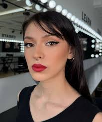 CAT EYES + BOLD LIPS Beautiful smokey make up taught