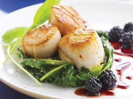 Nul besoin de passer des heures aux fourneaux pour sublimer ce délicieux fruit de mer. Noix De St Jacques Poelees Et Mache Comptoir Des Vignes