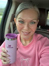 Is there a pink thats the same color as the body of flamingo but without  the hot pink? Just a solid color. I have a few that i thought would be  somewhat