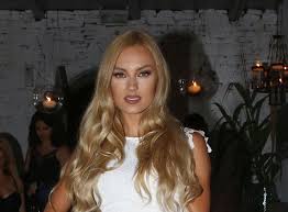 Η τζούλια νόβα είναι ένα πανέμορφο μοντέλο, με καλλιτεχνικές ανησυχίες, καθώς την τζούλια νόβα τη γνωρίσαμε πριν από μερικά χρόνια μέσα από το γνωστό τηλεπαιχνίδι ο «τροχός της τύχης». Tzoylia Noba H Hlikia H Katagwgh Kai H Dyskolh Sxesh Me Ton Patera Ths Fthis Gr