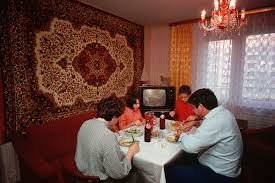 Der teppich an der wand dekoder dekoder journalismus aus. Nostalgische Fotos Der Sowjetischen 1980er Teil 2 Teppiche Pionierlager Und Der 1 Mai Russia Beyond De