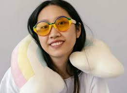 Cara Pakai Bantal Leher yang Benar agar Terhindar dari Nyeri Leher