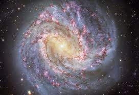 Una galaxia espiral barrada es aquella con una banda central de estrellas brillantes que abarca de un lado a otro de la galaxia. Las Imagenes Mas Profundas De Una Iconica Galaxia Espiral