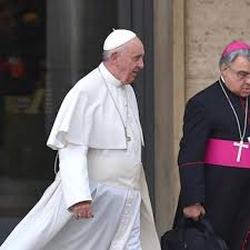 Tonaca rossa a maniche lunghe, fusciacca nera con frange e mitra cardinalizia. Seimila Euro In Vestiti Il Dono Del Comune Di Monteroni Di Lecce Al Cardinale Semeraro