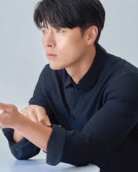 Hyun Bin tung ảnh thời bé cưng muốn xỉu