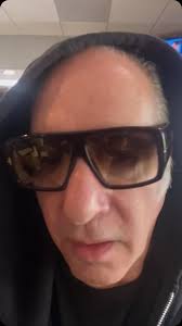 Eating Out Wit Lovitz Is Always A Problem !!!