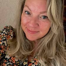 Does anyone know of a lady in Newton who's a cake decorator? I've used her  before but I've lost her details😩TIA xxx