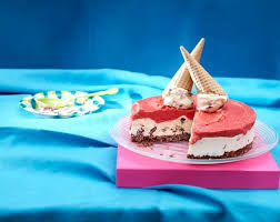 Stracciatella Minz Eistorte Mit Erdbeersorbet Rezept Lecker In 2021 Eistorte Erdbeersorbet Backwaren