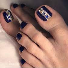 Cómo decorar las uñas de los pies. Modelo De Unas Para El Pie Azul Con Piedras Disenos De Unas Pies Unas Pies Decoracion Unas De Pies Sencillas