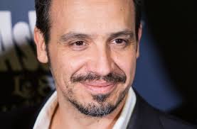 In this off beat account of king arthur's quest for the grail, virtually every journey, battle or adventure is stopped dead in its tracks by the knights of the round table's most worldly traits. Kaamelott Alexandre Astier Evoque Pour La Premiere Fois L Intrigue Du Film