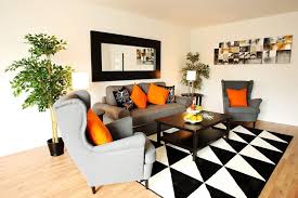 Pop Art Einrichtung Fur Das Wohnzimmer Warum Denn Nicht Orange Und Grau Erganzen Sich Perfekt Pillows Colourful Sty Moblierte Wohnung Wohnung Wohnzimmer