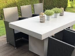 Schlicht Und Zeitlos Ist Dieser Schone Betontisch Mit Platz Fur 8 Personen Betontisch Wohn Mobel Gartenmobel