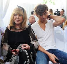 Шопинг проходил в деревне грязь московской области. Rastrepannye Galkin I Pugacheva Pokazali Nezhnost V Posteli Novosti Tv Centr