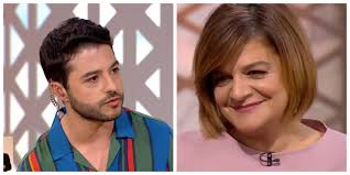 Filho de Júlia Pinheiro interrompe programa da mãe para a homenagear