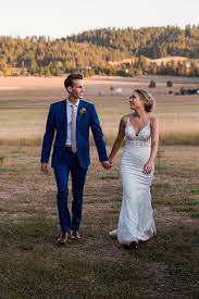 Beautiful Outdoor Barn Wedding On A 13000 Budget The Budget Savvy Bride Spokane Weddings Savvy Bride Barn Wedding