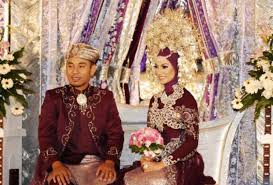 Jawa merupakan sebuah tempat di indonesia yang memiliki wilayah terbesar di indonesia karena besarnya wilayah tersebut, terbagilah menjadi 3 bagian yaitu jawa barat, jawa tengah, dan yang terakhir adalah jawa timur. 12 Ragam Gaun Pengantin Muslimah Yang Berpadu Dengan Pakaian Adat Wedding Market