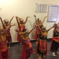 Tari kidang merupakan tari bertema binatang yang berkarakter lincah dan gembira. Tari Kijang Berasal Dari Jawa Barat Inilah Sejarah Dan Maknanya Sering Jalan