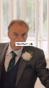 @elinfflurmusic sy’n cyfarfod ffan yng Nghwmderi ym mhennod Nadolig Pobol y  Cwm 🥰, Colin and Elin Fflur, the duo we didn’t know we needed!, 🎥 Pobol y  Cwm, ▶️ S4C Clic