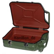 Kanibox Case Der Koffer In Oliv Grun Aus Einem Benzinkanister Gefertigt Kanibox Vintage Koffer Koffer Kanister Bar