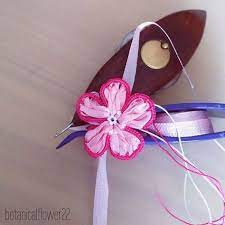 ついに発見リボン結込みタイプ やっぱり針を使わないとかなり楽でした ピコットつなぎの方法も変えました でも基本は昨日のピンクの花と同じかな 実は 写真4枚目を先に作ったんですが 張り切りすぎて大きくなって tatting lace tatting patterns