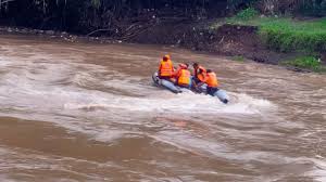 Bagi kalian yang lagi di daerah jombang dan bingung mau kuliner apa, saya merekomendasikan kuliner yang satu ini namanya. Mandi Di Sungai Pelajar Jombang Tenggelam Halo Pantura